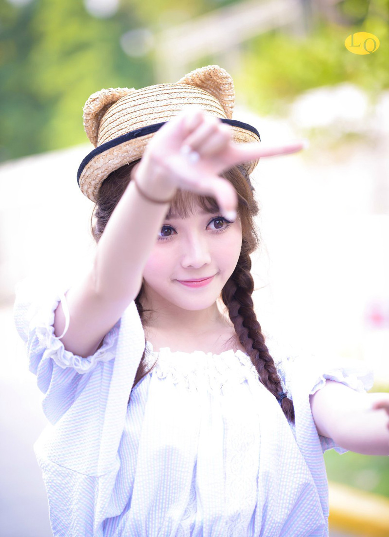 “幼常，蜀中对主公来说，太重要了，一旦输了蜀中，这天下……呵呵……”说到最后，诸葛亮悠悠的叹了口气，这种话，也只能跟马谡说说，其他人，诸葛亮不敢说，也不能说，太打击士气了。